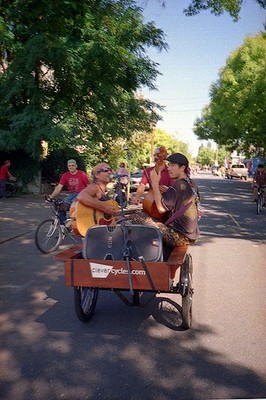 Musical duo riding in cargo bike_Flickr_Philosophographlux