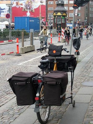 Alyse Nelson - Postal service cargo bike Denmark