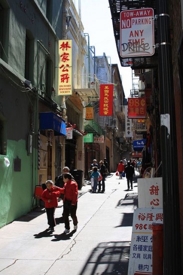 Alley in Chinatown, San Francisco, flickr, bluewaikiki