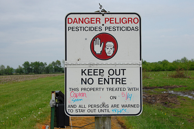 Danger: Pesticides / Pesticidas.