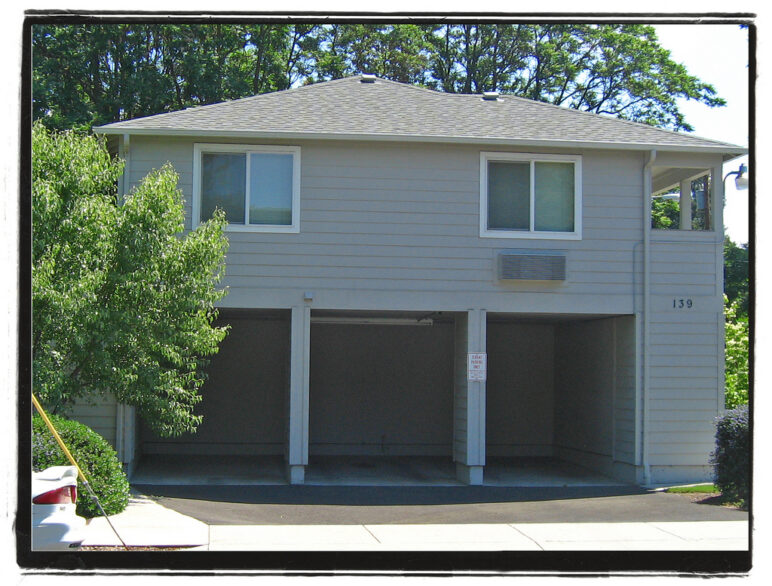 Dingbat apartment in Medford Oregon.