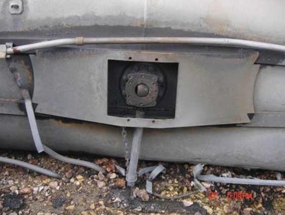 Bent valve handle and exposed and partially open bottom outlet valve on a Cherry Valley derailment tank car. (Credit: Federal Railroad Administration) 