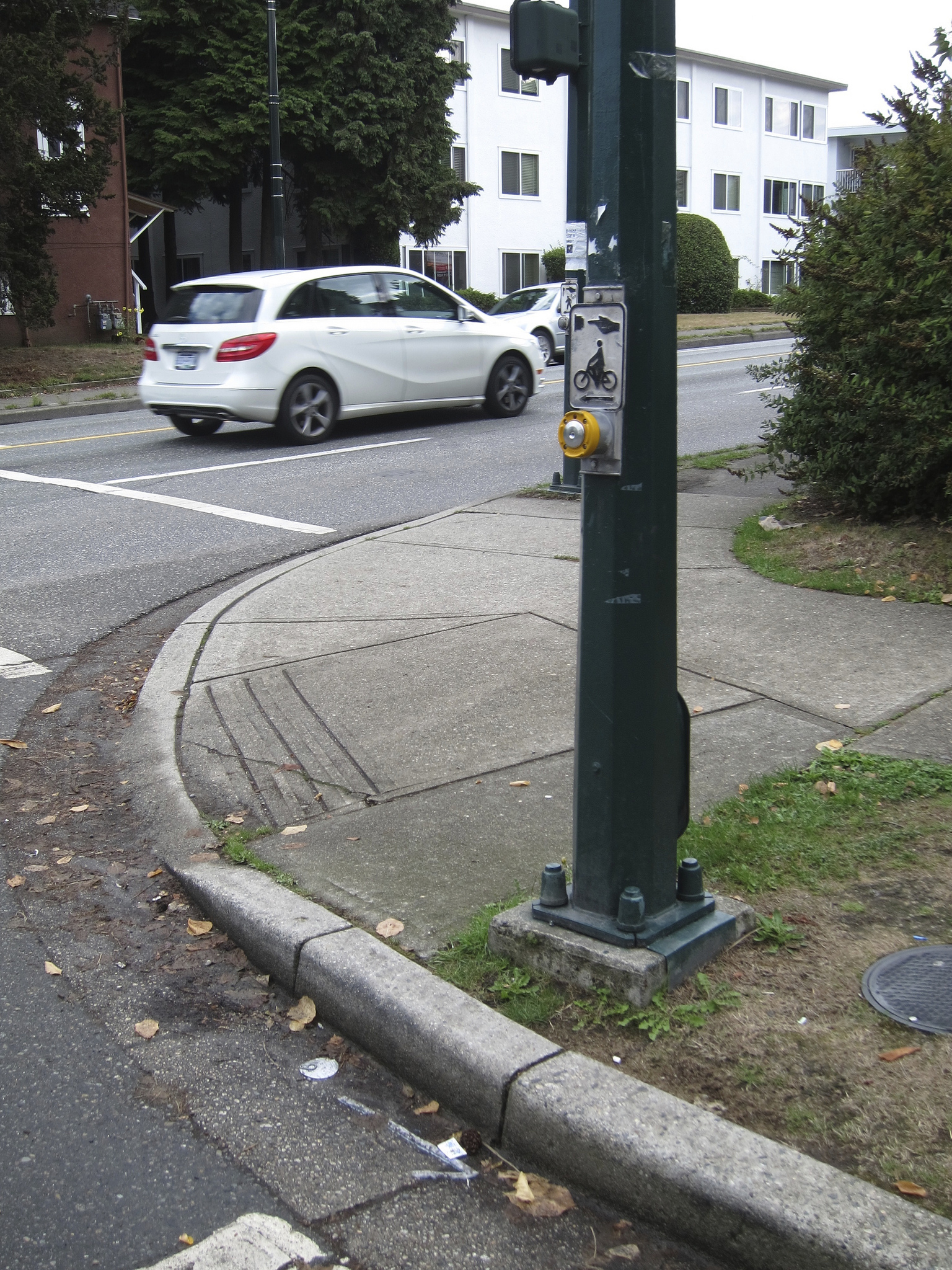 Along Ontario Street, the bikeway has a bicycle-activated traffic signal where it crosses a busy street (2). Photo by Alyse Nelson, used with permission.
