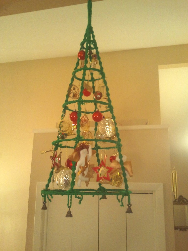 Macrame Christmas tree (2015), by Sara Larkin, used with permission.