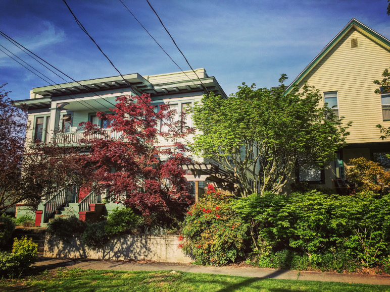 A house next to an apartment building in Seattle's Central District. Photo by Dan Bertolet.