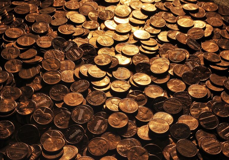 A lot of pennies by Roman Oleinik used under CC BY-SA 3.0 (https://commons.wikimedia.org/wiki/File:U.S._pennies,_2008.jpg) Proportional representation boosts economic equality and empowers low-income voters.