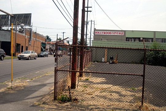 An unused parking lot managed by the Hollywood Vintage store in Portland, 2014. Photo: Michael Andersen for BikePortland.org. Used with permission.