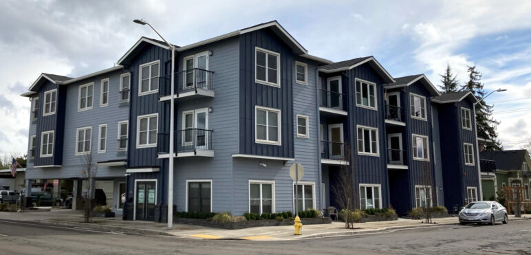 Mieko Frederick’s apartment building, built in 2020 at 800 E 2nd St. in Newberg, Oregon, created nineteen mid-price market rate homes. Photo: Michael Andersen/Sightline. 
