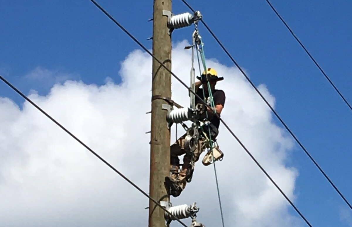 lineman-restrings-conductor