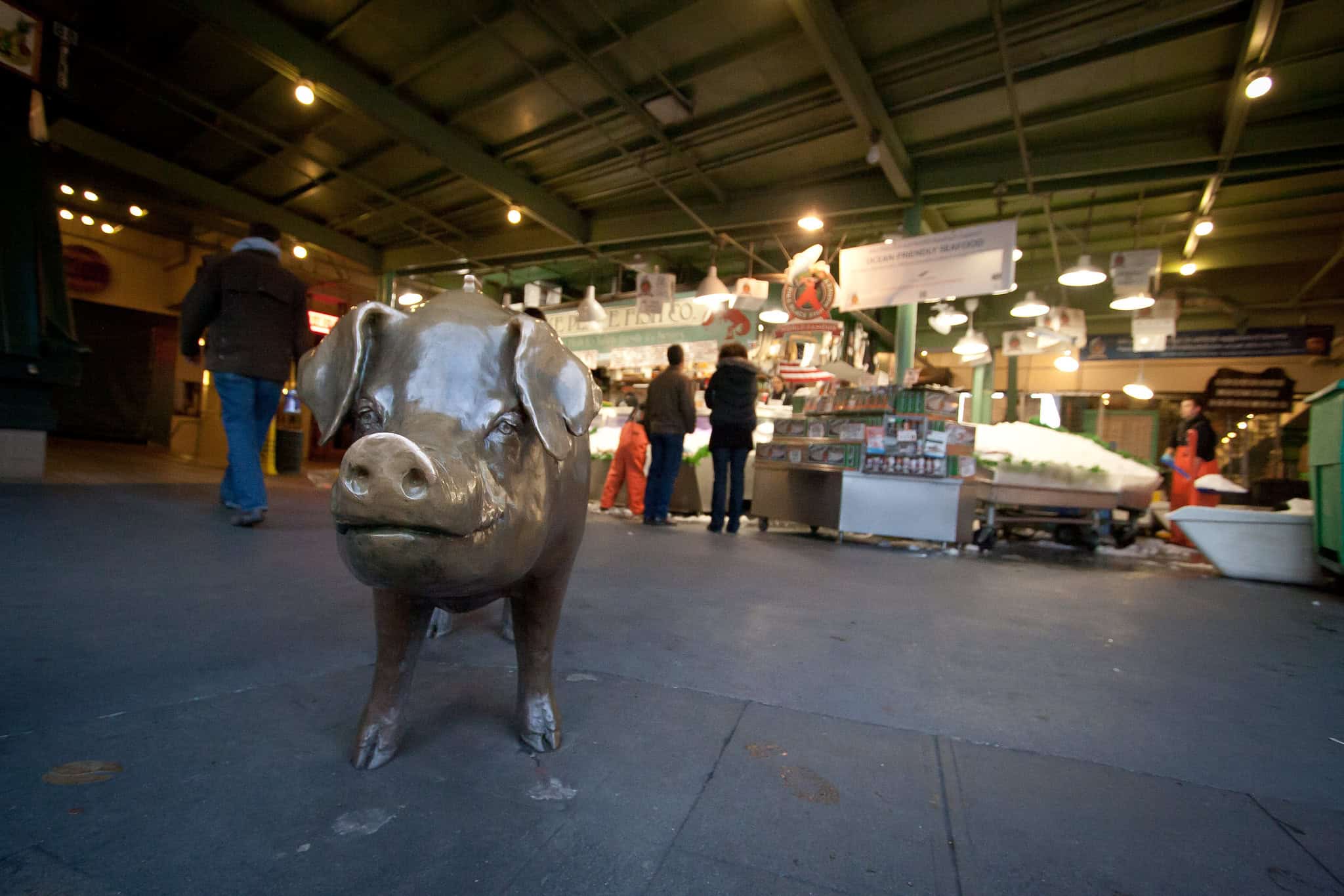 Photo of a bronze pig (piggy bank) before the entrance to Seattle's Pike Place Market