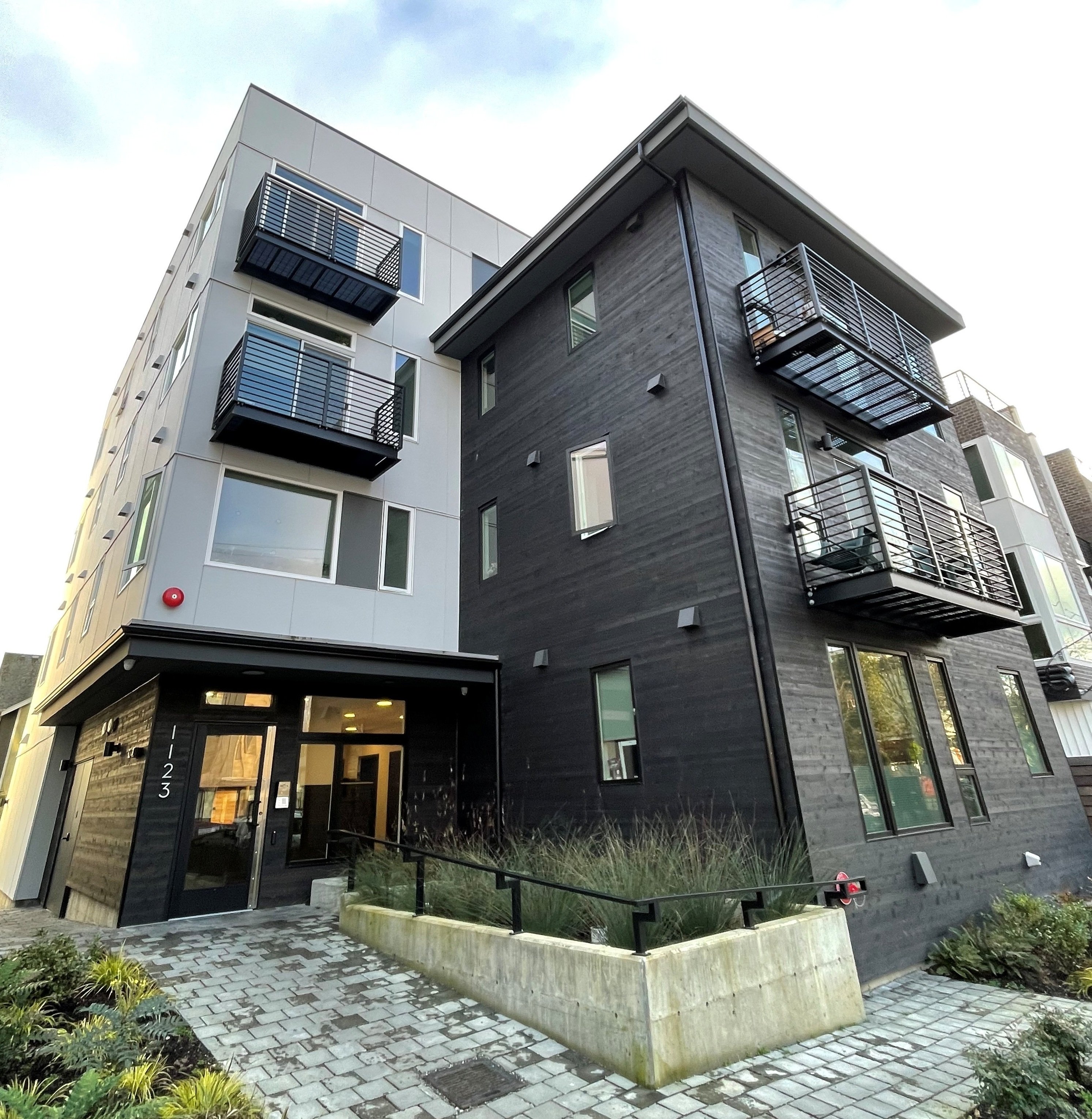 A four-story single-stair apartment building with 21 homes and no elevator, in Seattle’s Ballard neighborhood. Photo by Dan Bertolet.